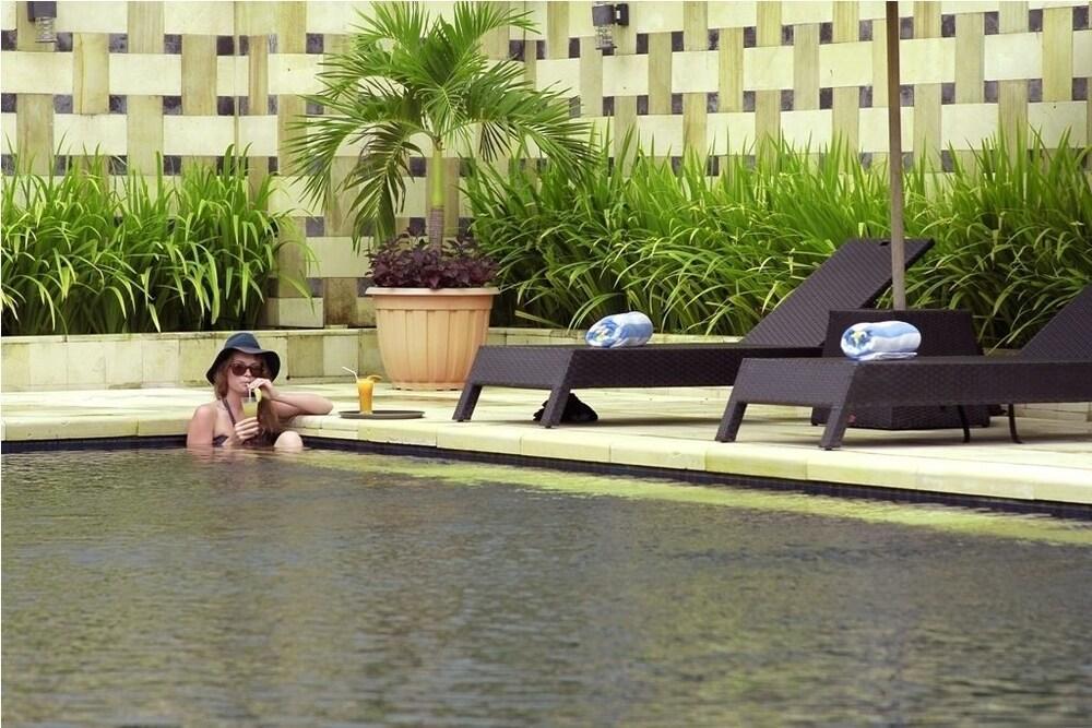 Premier Basko Hotel Padang  Exterior photo