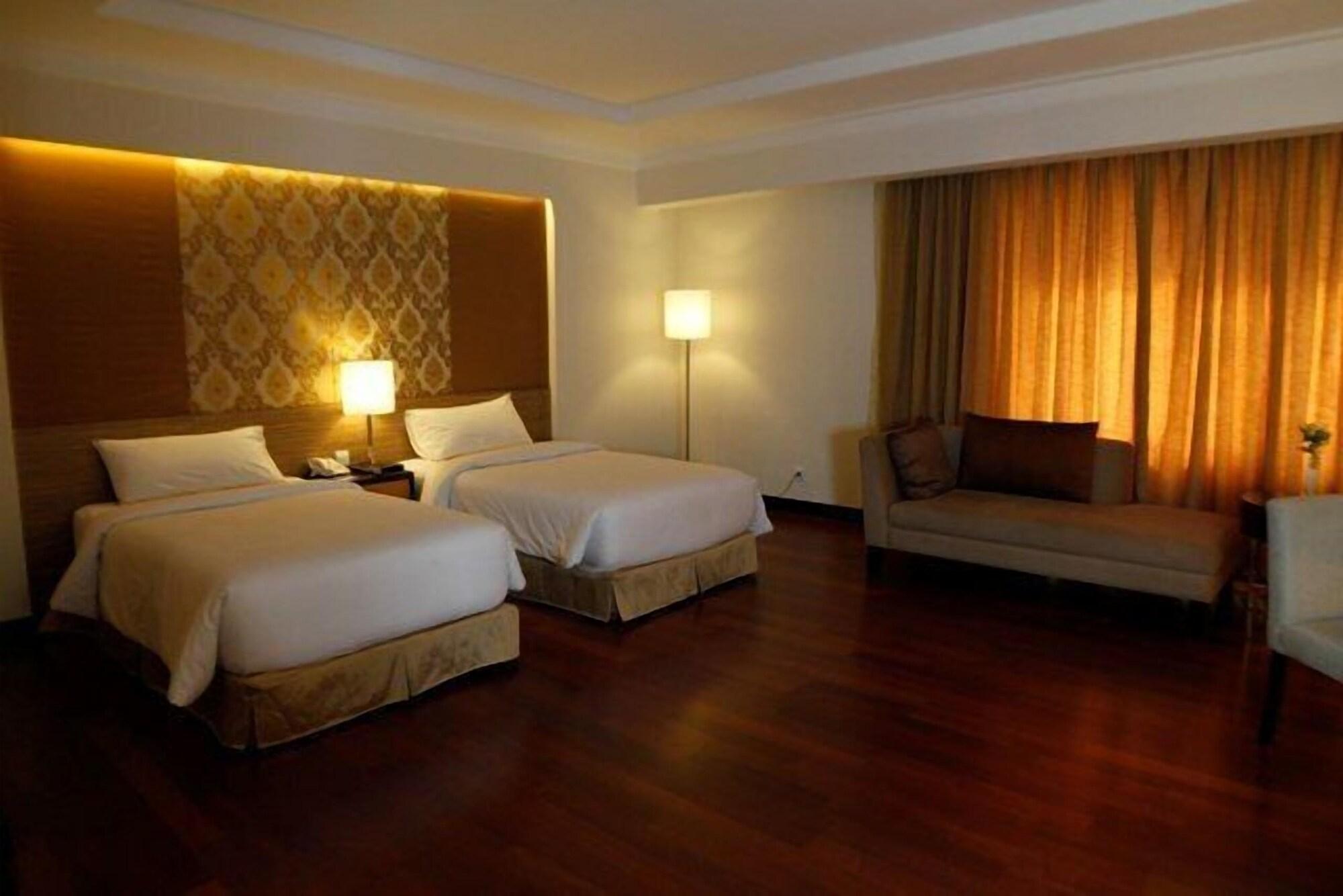 Premier Basko Hotel Padang  Exterior photo