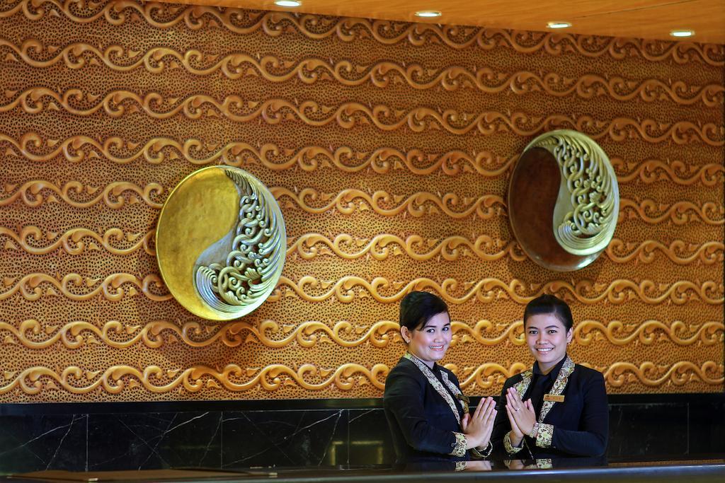 Premier Basko Hotel Padang  Exterior photo