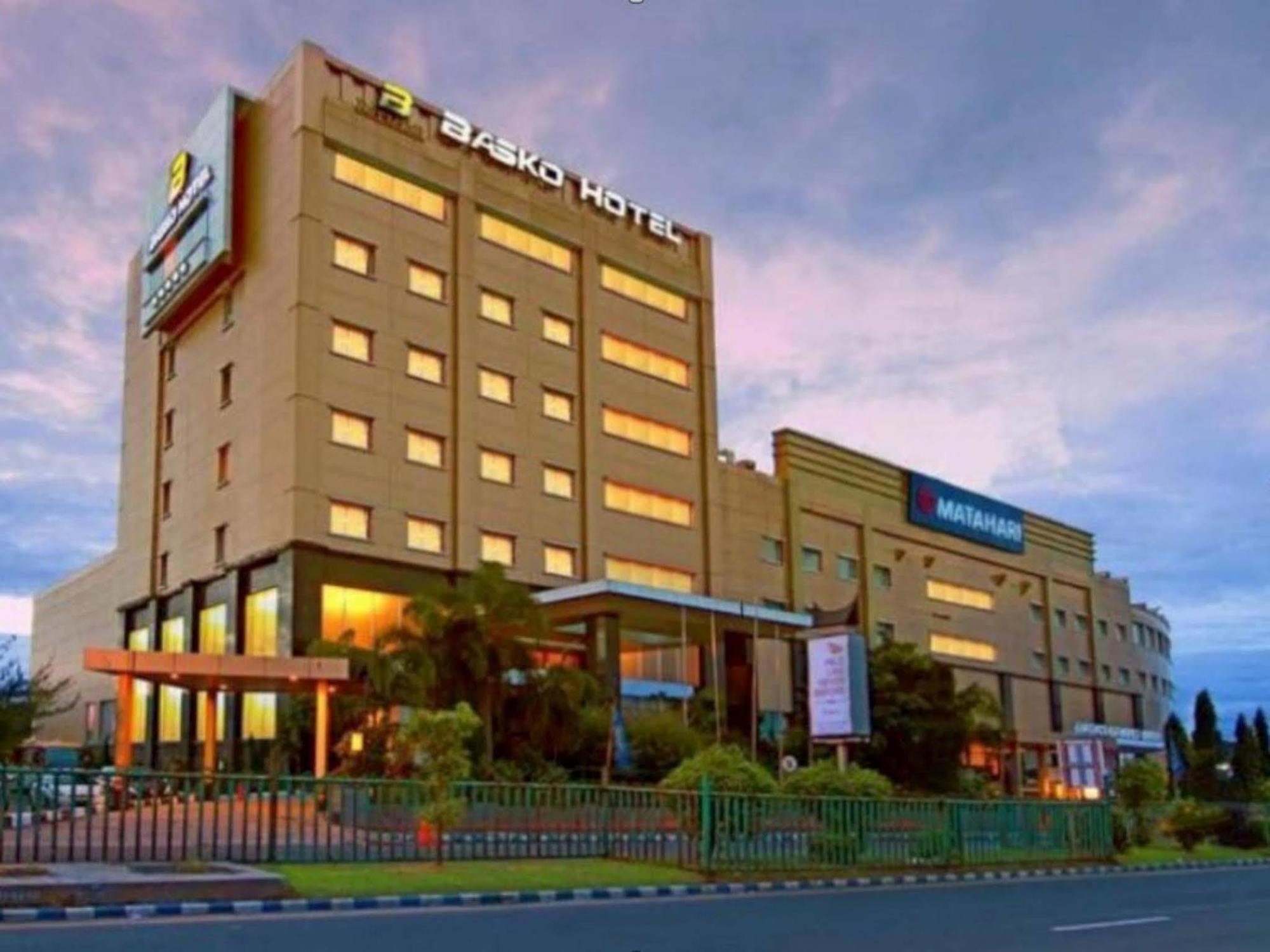 Premier Basko Hotel Padang  Exterior photo
