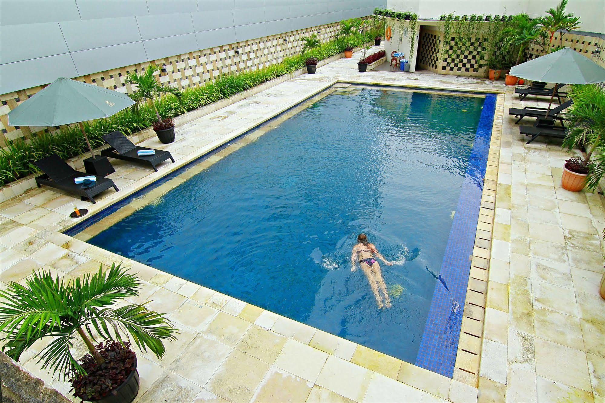 Premier Basko Hotel Padang  Exterior photo