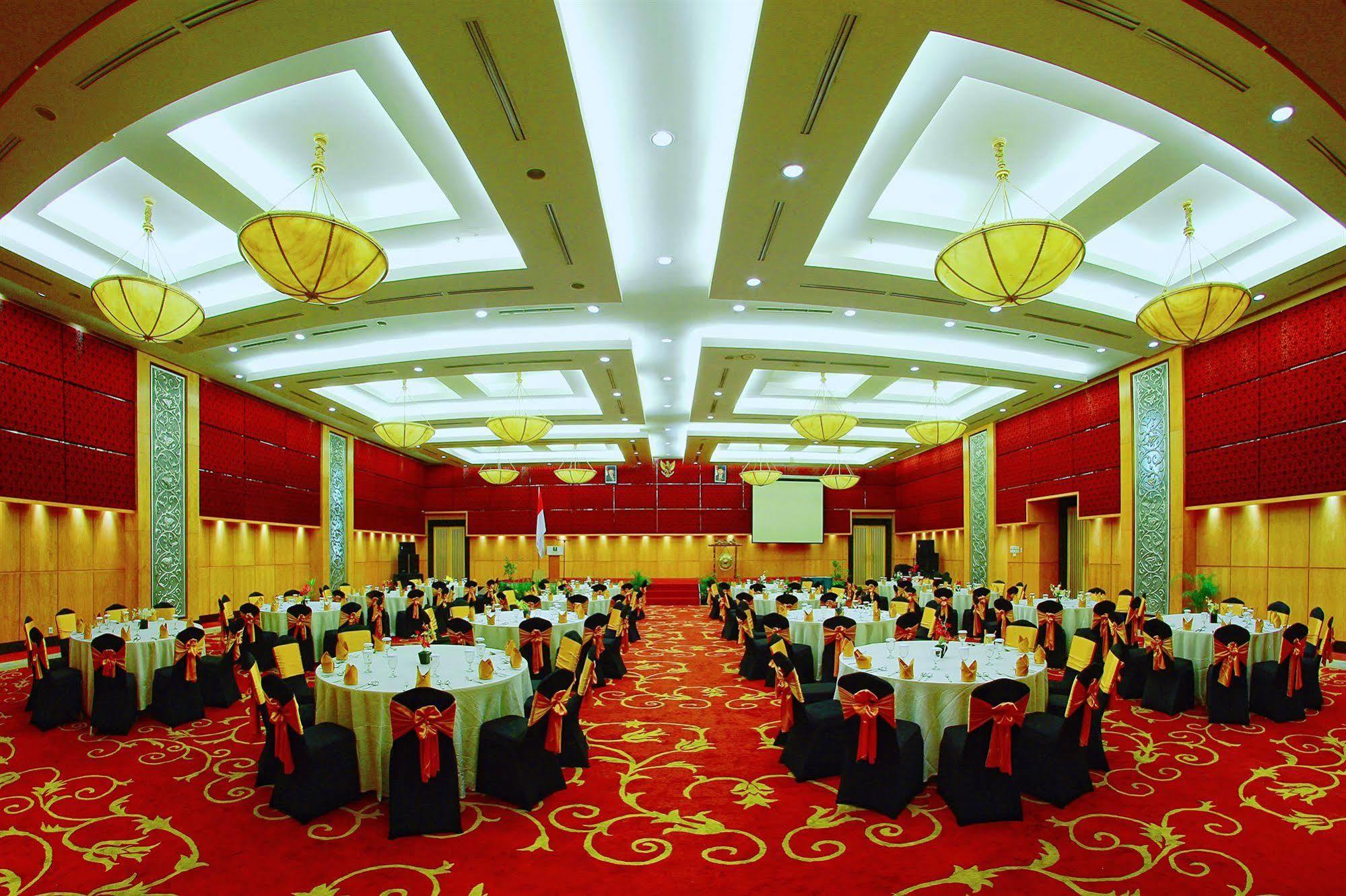 Premier Basko Hotel Padang  Exterior photo
