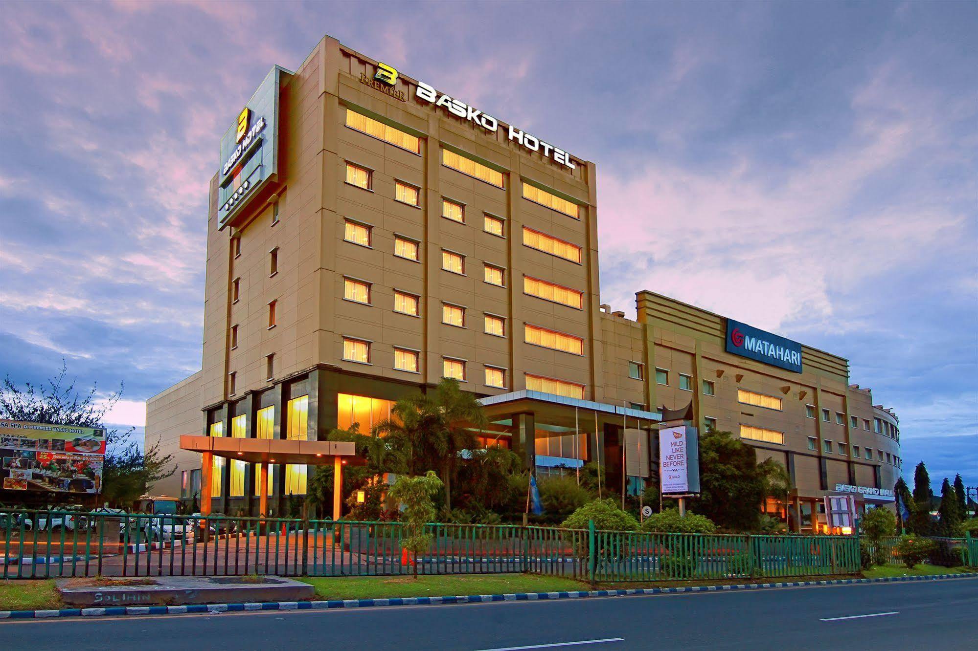 Premier Basko Hotel Padang  Exterior photo